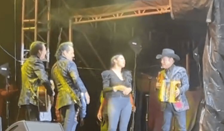 En polémica gobernadora de Colima por cantar corrido junto a Los Tigres del Norte