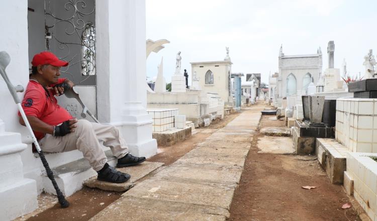 Nebulizan panteones de Centro, en víspera del Día de Muertos