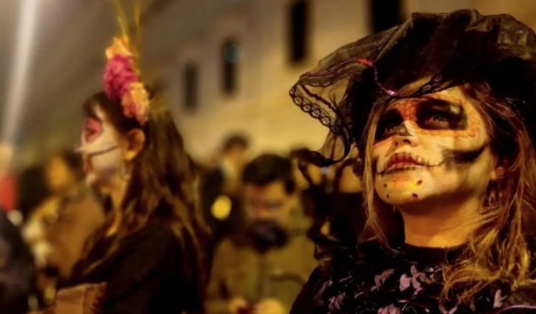 Desfilan Catrinas en Madrid previo al Día de Muertos