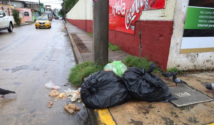 Habitantes de Centro sacan basura pese advertencia de suspensión del servicio