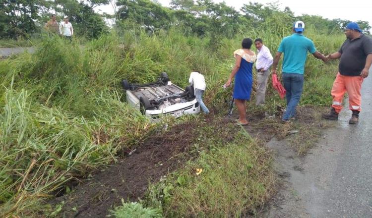 Por esquivar a motociclistas, automovilista terminó volcada en la vía corta Cunduacán-La Isla 