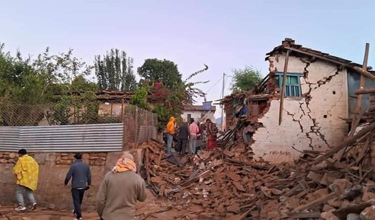 Suman 157 muertos y más de 150 heridos por terremoto en Nepal