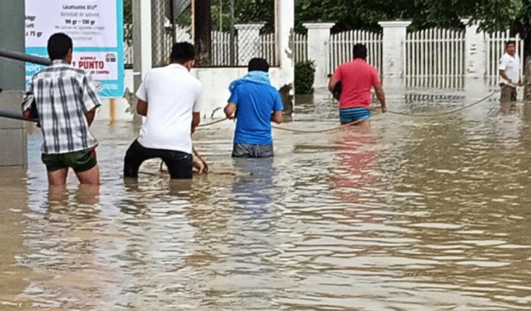 Rescatan en Pichucalco a pasajeros que quedan atrapados por vado en autobús