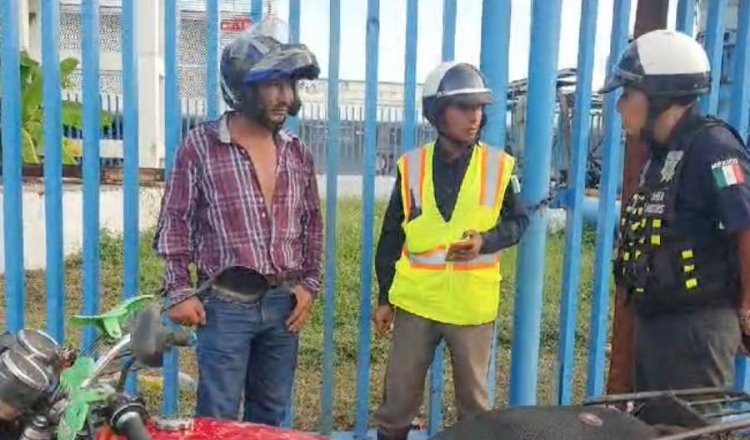 Se le poncha llanta de moto y derrapa en Ruiz Cortines