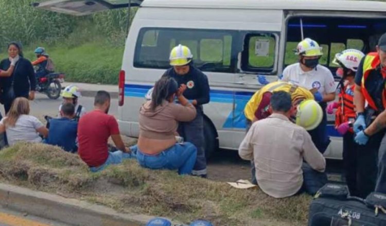 Combi en Chiapas se queda sin frenos, choca y deja 10 heridos