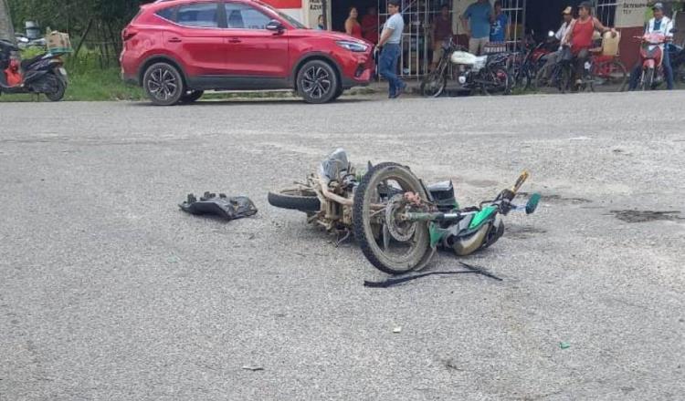 ¡Motociclista se llevó la peor parte! Chocan auto y moto en cruce de Tular, Comalcalco