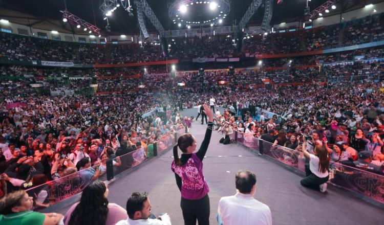 Evento de Sheinbaum se convierte en "guerra" de porras de Harfuch y Clara Brugada 