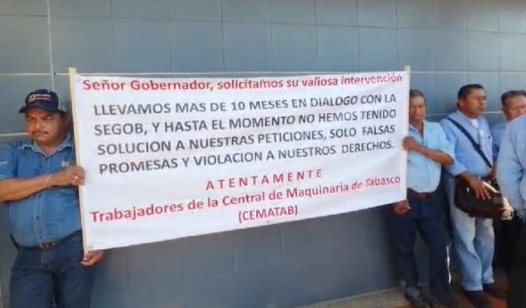 Protestan trabajadores del Cematab frente a Segob, piden nivelación de salarios