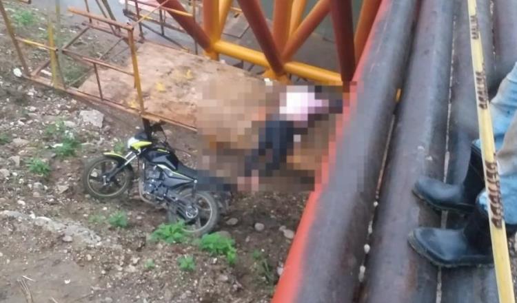 Motociclista cae y muere de puente Oxolotán