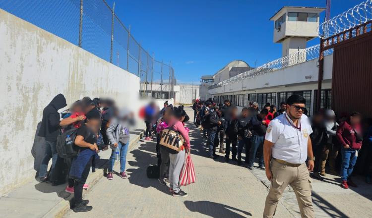 Rescatan a 123 migrantes que pedían auxilio desde caja de tráiler en San Luis Potosí