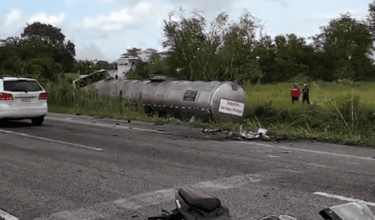 Choque entre tráiler y tsuru en la Comalcalco-Cunduacán deja un herido de gravedad