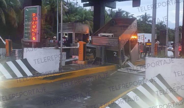 Tráiler se engancha con caseta de cobro en el puente Zacatal, Ciudad del Carmen