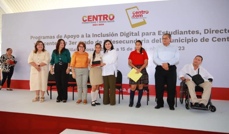 Entrega Centro más de 700 tablets a telesecundarias de zonas marginadas del municipio