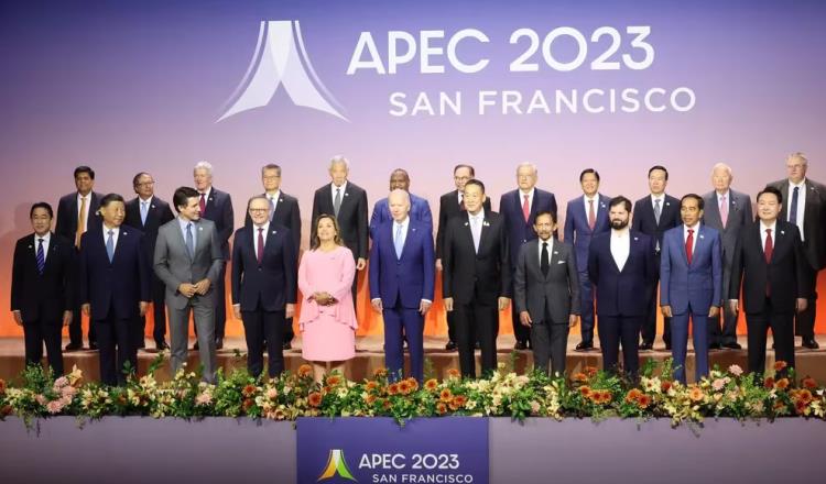Y aunque había dicho que no, AMLO y Boluarte posan para foto de APEC