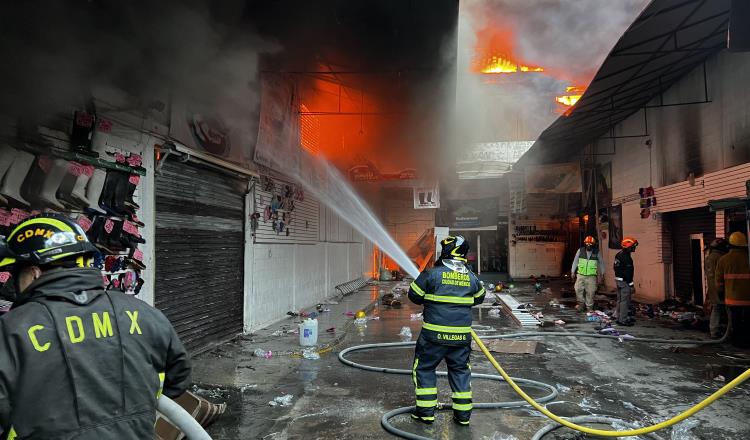 Incendio en bodega de calzado provoca evacuación de 500 personas en Tepito