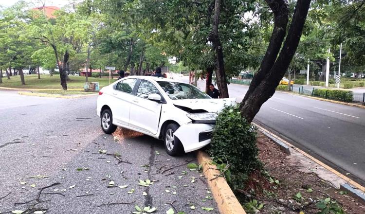 Automovilista se estrella contra árbol en Tabasco 2000 