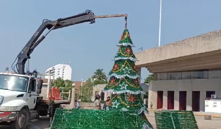 Instalan primeros árboles de Navidad en Villahermosa