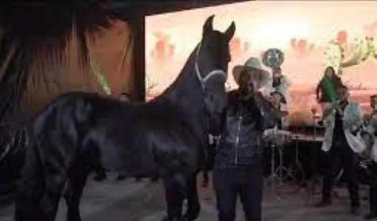 Marco Flores, vocalista de banda La Jerez, sufre accidente con su caballo