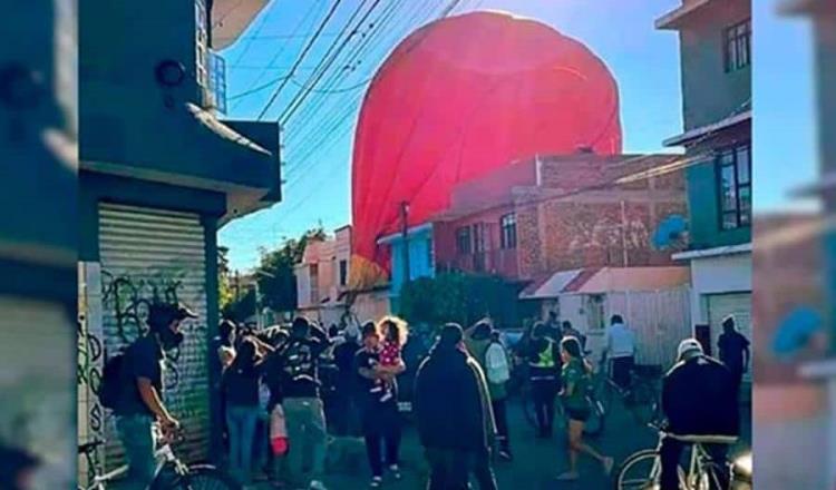 Globo aerostático aterriza en calles de León, Guanajuato