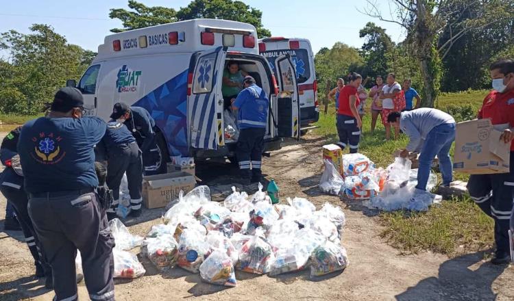 Paramédicos entregan despensas en zonas afectadas por lluvias en Jalapa