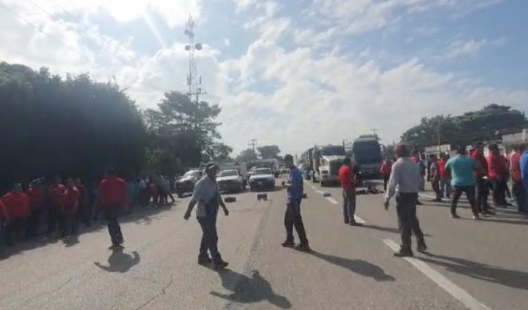 Bloquean pochimovilistas la Villahermosa-Frontera por detención de unidad