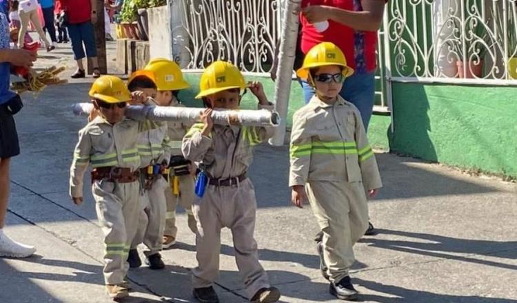 Niños homenajean en desfile a trabajadores de CFE que atendieron desastre en Acapulco