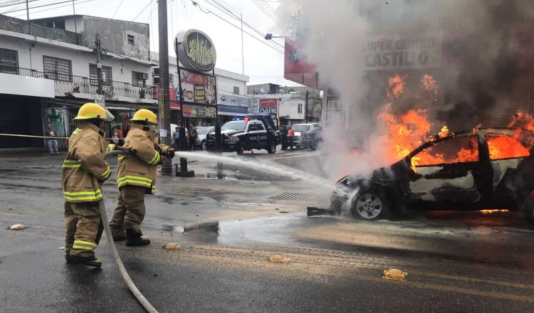 ¡Lo calcina cortocircuito! Se incendia auto en Tamulté