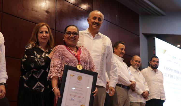 Reconoce gobierno a químicos destacados en Tabasco