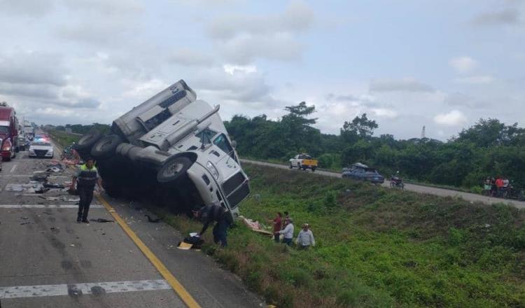 Chocan 2 tráileres en la Coatzacoalcos-Villahermosa; rapiñan uno de ellos