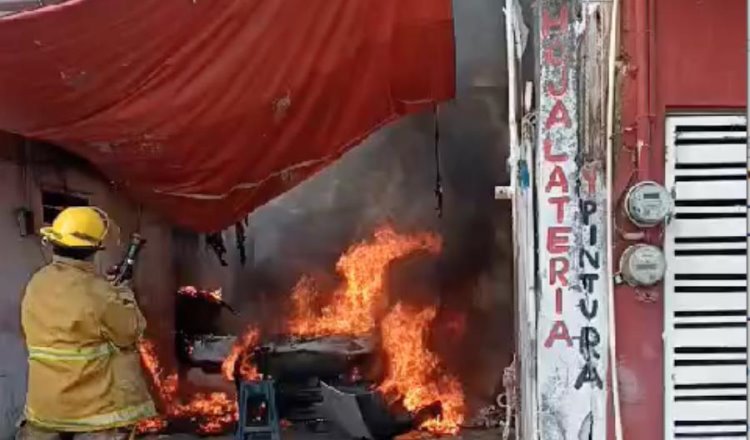 Se incendia auto en taller en La Manga II