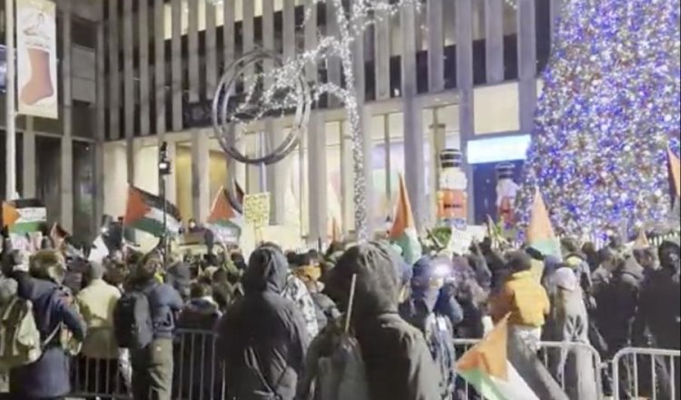 Protestan a favor de Palestina durante encendido del árbol de Navidad de NY