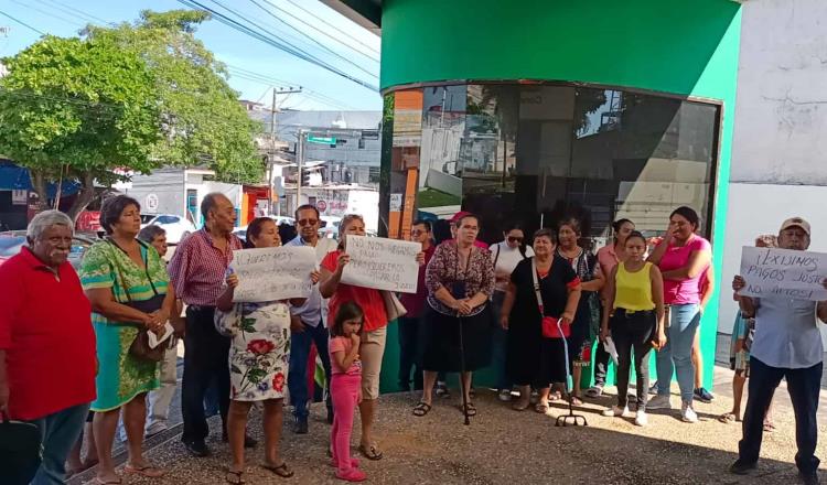 Protestan usuarios de CFE en Villahermosa por cobros excesivos