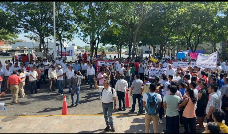 Chocan taxistas y Uber afuera del Congreso en comparecencia de Movilidad 