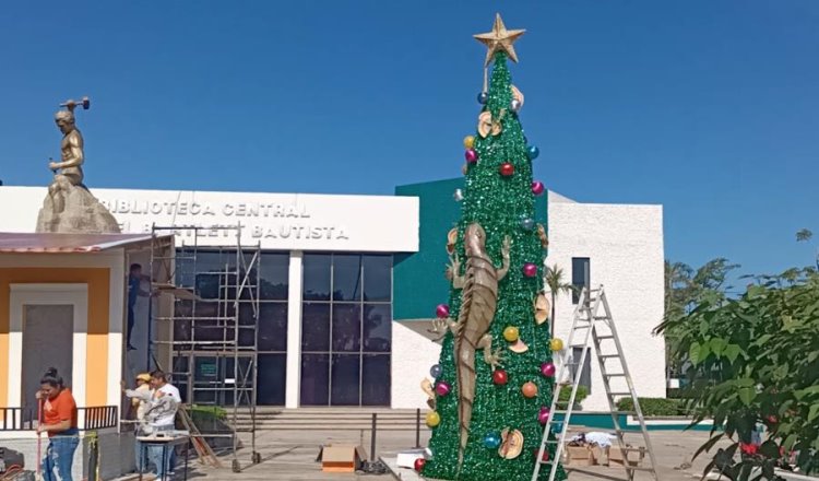 Se convierte en "sensación" árbol de Navidad con garrobo de la UJAT