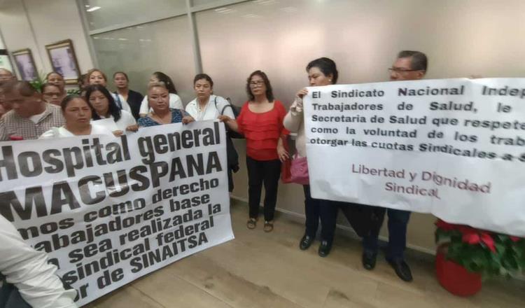 Se manifiestan trabajadores de Salud agremiados al SINAITSA, exigen pago de cuotas sindicales