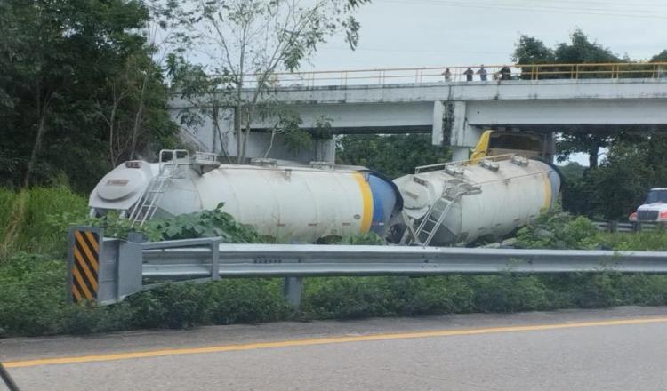 Pipa se sale de un puente y cae en cuneta de la Cárdenas-Coatzacoalcos