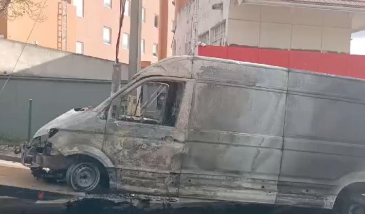 Se incendia camioneta cargada de medicamentos en Ruiz Cortines