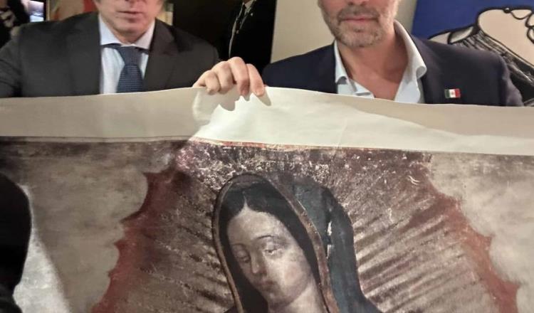 Acude Verástegui a toma de protesta de Milei y le regala imagen de la Virgen de Guadalupe