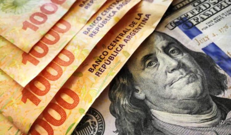 Milei devalúa moneda argentina más del doble y queda en 800 pesos por dólar