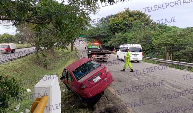 Cae carro en cuneta del puente Los Monos; lo habría sacado tráiler