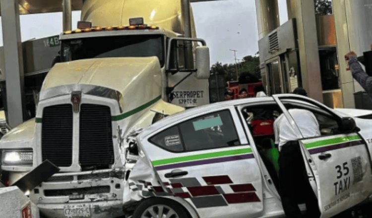 Tráiler se queda sin frenos y se impacta contra caseta de cobro en la Villahermosa-Macuspana