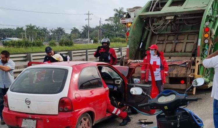 Se impacta contra camión de basura, queda prensado y fallece en la Cárdenas-Villahermosa