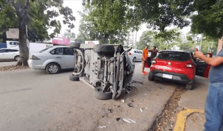 Pierde el control de auto, da vueltas y choca contra otro vehículo en avenida Esperanza Iris