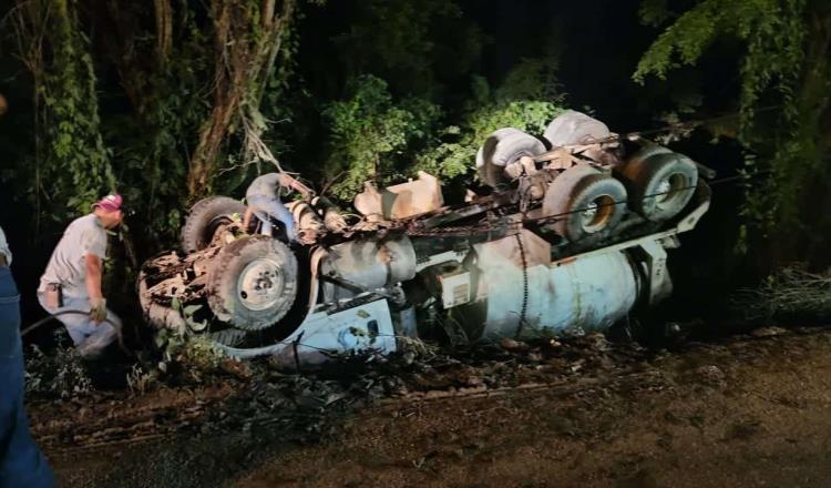 Vuelca revolvedora de cemento en el tramo Boca del Cerro, Tenosique