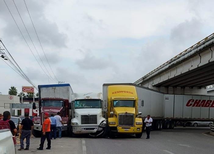 Chocan 3 tráileres y arman caos en la Cárdenas-Villahermosa