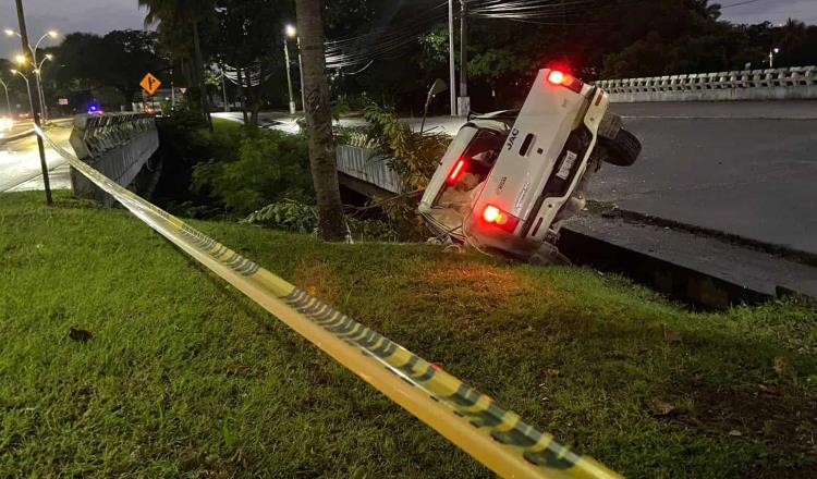 Muere conductor de camioneta tras impactarse contra cabezal de puente en Ruiz Cortines 