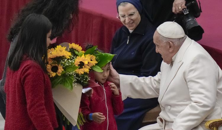 Ser "artesanos de paz" y "constructores del futuro" pide Papa a los niños