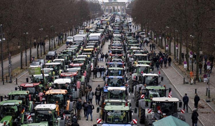 Más de mil tractores bloquean Berlín por el fin del apoyo al diésel agrícola