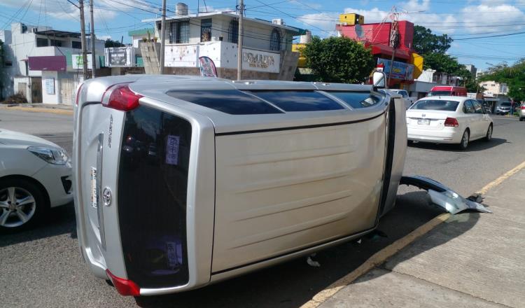 Intenta rebasar por la derecha y termina volcado en avenida México