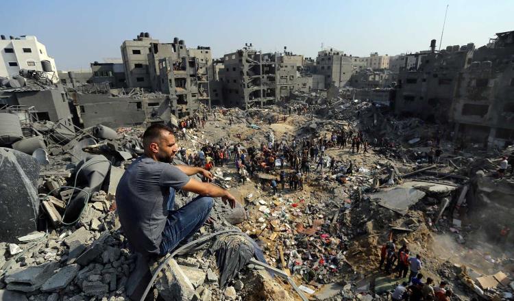 Pese a presión internacional para cese del fuego, fuerzas israelíes atacan campos de refugiados en Gaza